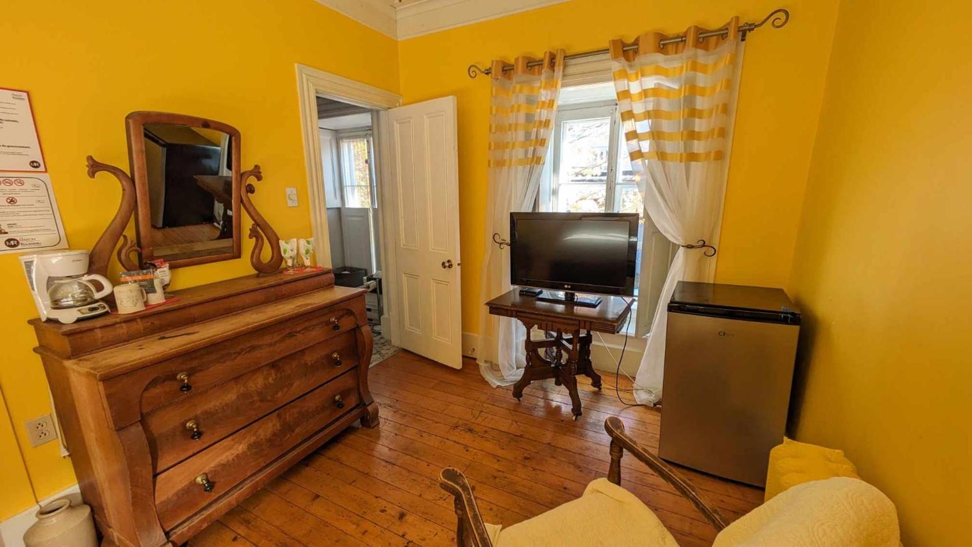 La Maison Rousseau Hotel Montmagny Room photo
