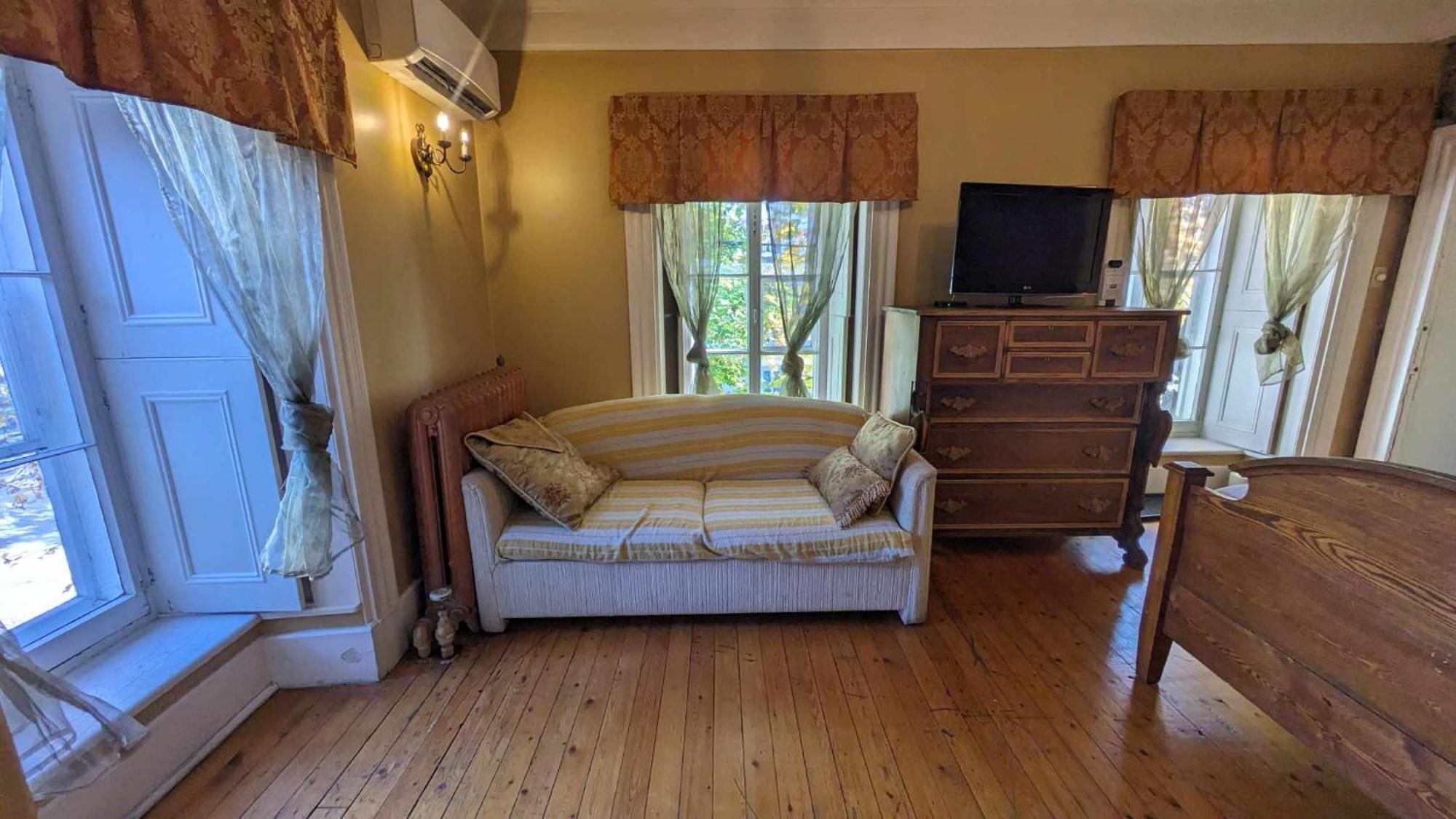 La Maison Rousseau Hotel Montmagny Room photo
