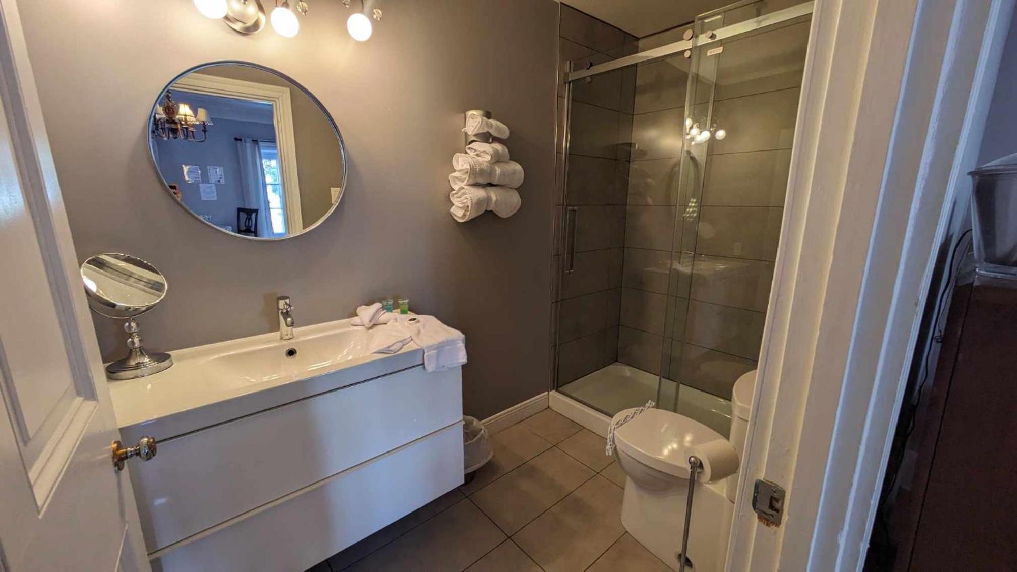La Maison Rousseau Hotel Montmagny Room photo